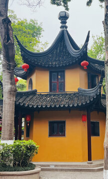 佛教钟楼中式古亭与红灯笼景致