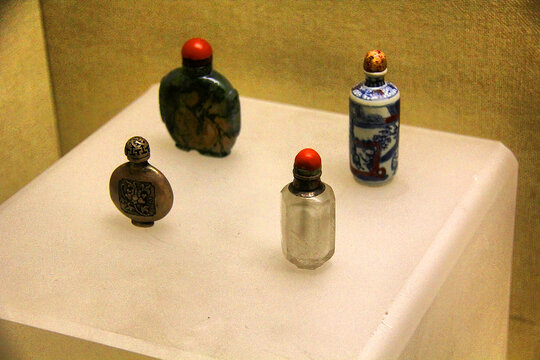 精美传统鼻烟壶展示