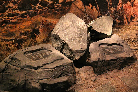 内蒙古古代岩画古老神秘的文字图案