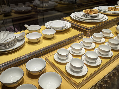 精美瓷器餐具陈列展示