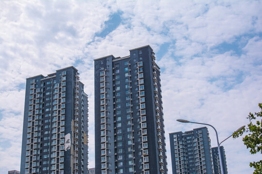 蓝天白云下的城市高楼