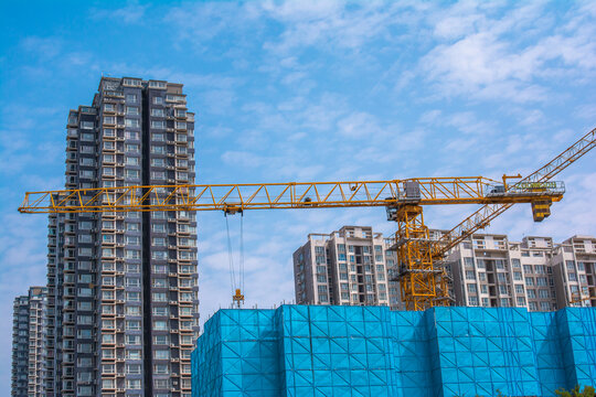 城市建筑工地塔吊与高楼