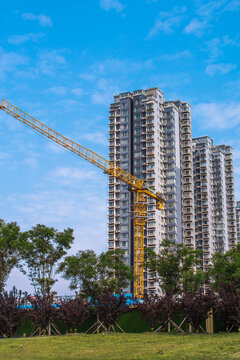高楼旁的建筑起重机