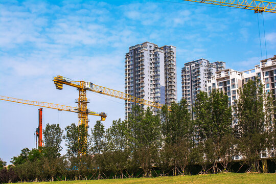 城市建筑工地与林立高楼