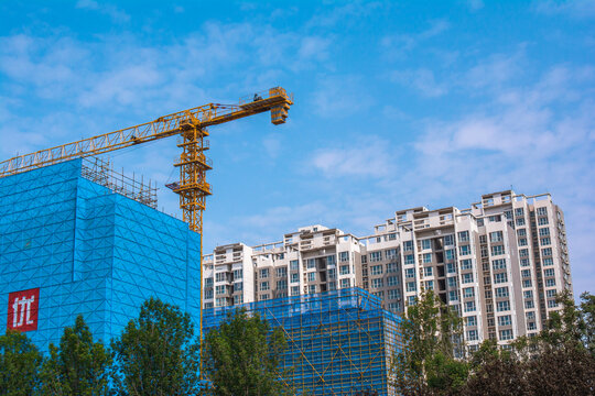 工地塔吊与在建楼房景观