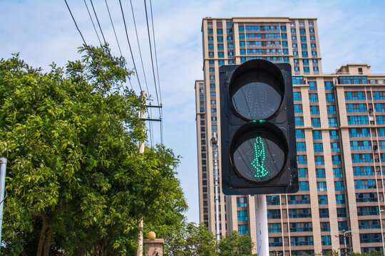 城市路口的绿色箭头交通灯