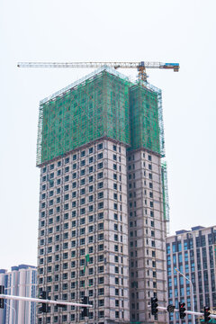 在建高楼与塔吊景象