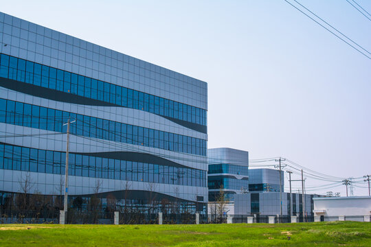 现代风格的玻璃幕墙建筑群