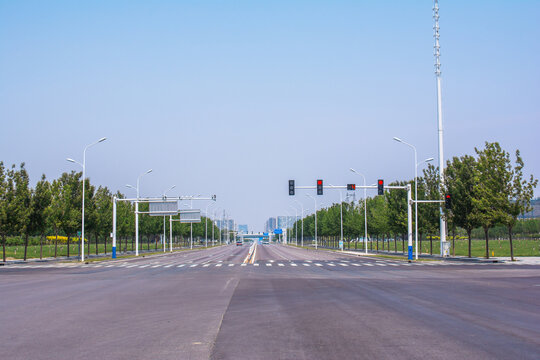 空旷整洁的城市交通路口