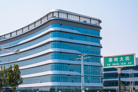秦岭大街旁的现代商务大楼