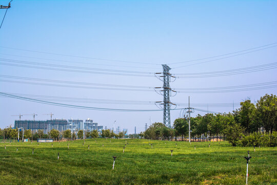 城郊草地与高压输电塔景观