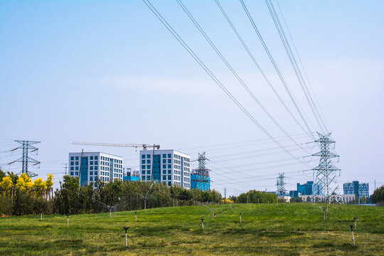 城市绿地旁的高压输电场景