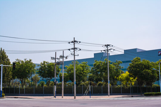 户外电线杆与工厂建筑景观