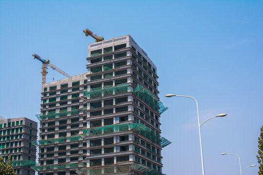 在建高楼与塔吊景观