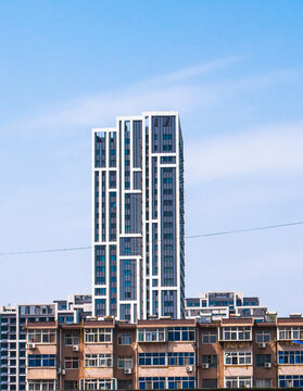 新旧建筑对比下的城市景象