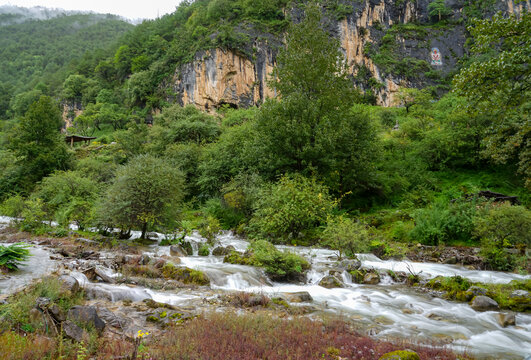 山间溪流