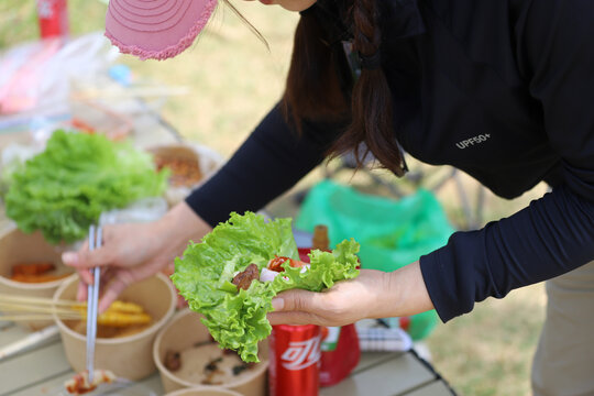 户外野餐时制作生菜包食物