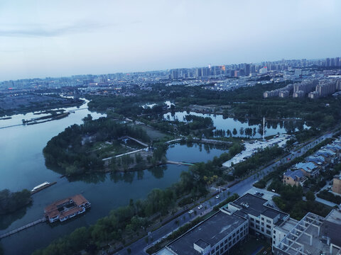 城市河畔景观俯瞰图
