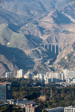 山城高楼与跨山大桥景致