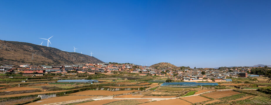 彝族山村风光与风力发电景观