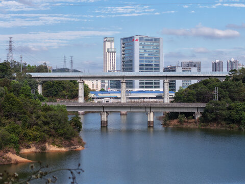 深圳牛牯斗水库城市湖景与高架桥风光