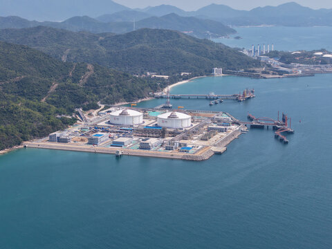 深圳盐田海岸边的大型工业设施景观