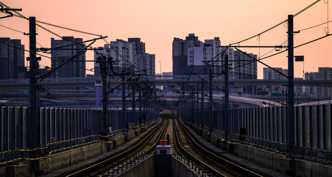 夕阳下的城市轨道交通