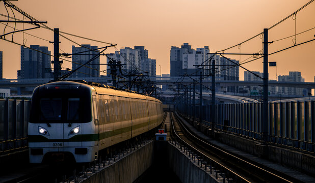 夕阳下行驶的城市轨道交通列车