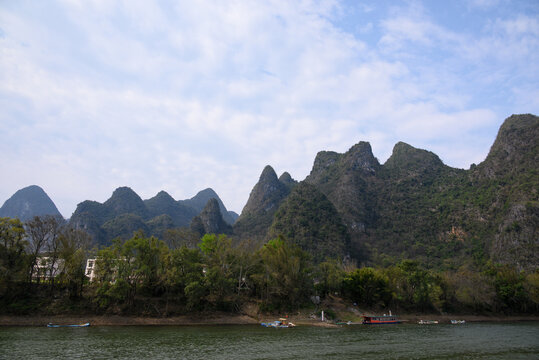 桂林漓江冠岩风景区沿岸村落风光
