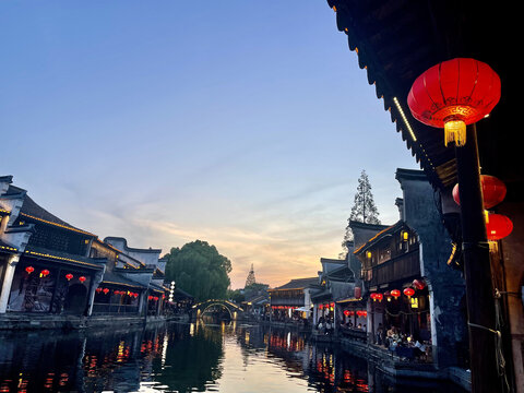 南浔古镇水乡黄昏时的古街灯笼景