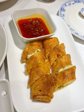 美味金黄腐皮卷配蘸料虎皮臭豆腐