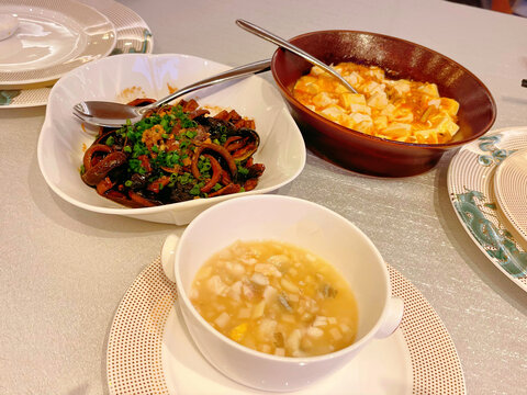 多样家常菜肴摆桌本帮鳝丝鲜菇黄鱼羹