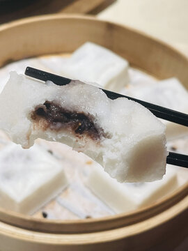 筷子夹起的美味豆沙米糕