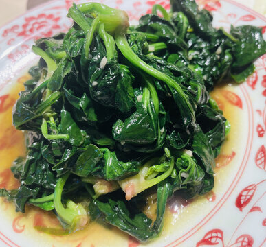 中式花纹摆盘清炒鲜嫩菠菜一盘