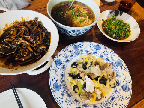 苏州本帮菜丰盛中式菜肴美食组合鳝丝白什锦
