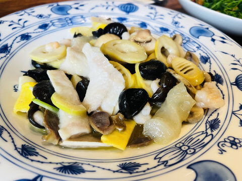 姑苏本帮菜白什锦精美瓷盘上的三鲜时蔬小炒