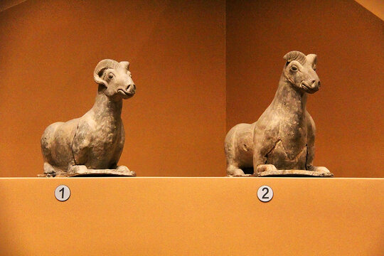 古代陶制双羊文物展示