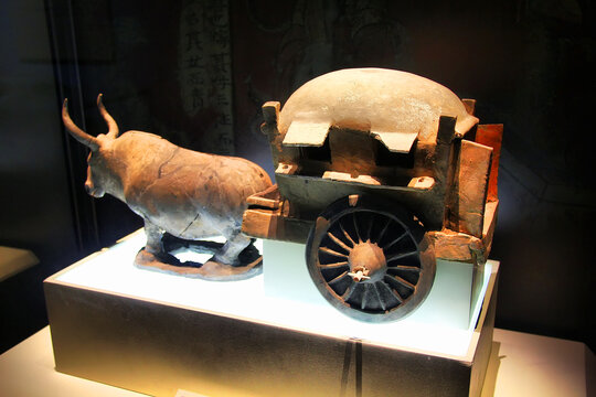 古代陶制牛拉车