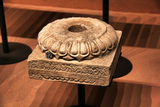 古代精美石雕莲花柱础
