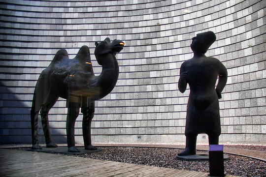 骆驼与人形古代雕塑展品