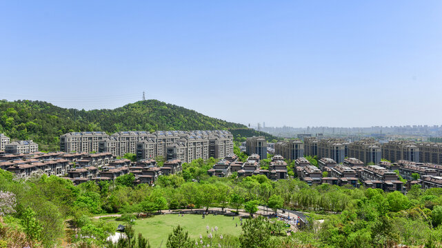 青山环抱的现代住宅小区