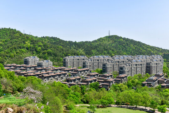 山林间的现代住宅小区