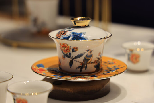 精美花鸟纹中式盖碗茶具