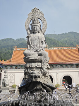 庄严观音像前的中式建筑景观