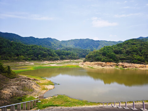 青山环绕的静谧湖泊风光