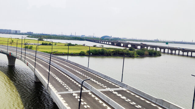 跨江公路桥与周边景致