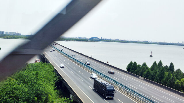 跨江公路桥上的车流风景