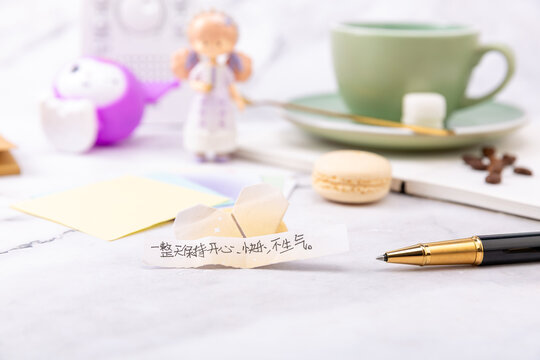 温馨桌面小物与励志纸条