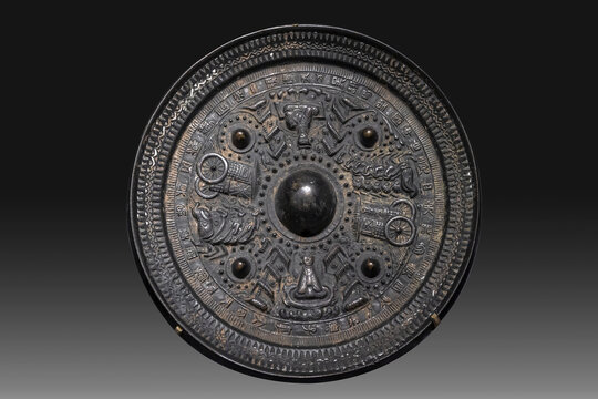 明代仿汉神人车马画像镜