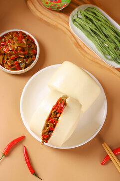 剁椒贡菜夹馒头